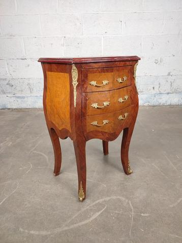 Gebombeerd Louis XV kastje beschikbaar voor biedingen
