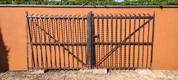 Smeedijzeren poort. beschikbaar voor biedingen