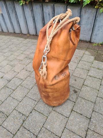 Oude vintage lederen bokszak  beschikbaar voor biedingen