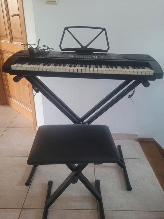 Synthétiseur  avec pieds + tabouret, Musique & Instruments, Claviers, Comme neuf, Enlèvement