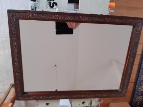 Spiegel (oude) met houten kader en houtsnijwerk, Antiquités & Art, Antiquités | Miroirs, Enlèvement ou Envoi