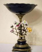 Bol ancien en porcelaine avec scène en bronze... zgst..., Enlèvement ou Envoi