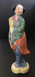 Dame de cour, chignon double coque- Porcelaine polychrome