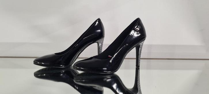 Tommy Hilfiger Pumps – Zwart met Zilveren Hak (9cm), Kleding | Dames, Schoenen, Zo goed als nieuw, Pumps, Zwart, Ophalen of Verzenden