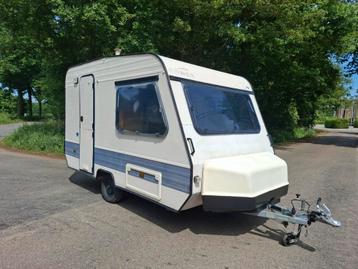 Mooie adria caravan mtm 750kg, Caravans en Kamperen, Caravans, Vast bed, Treinzit, Particulier, Adria