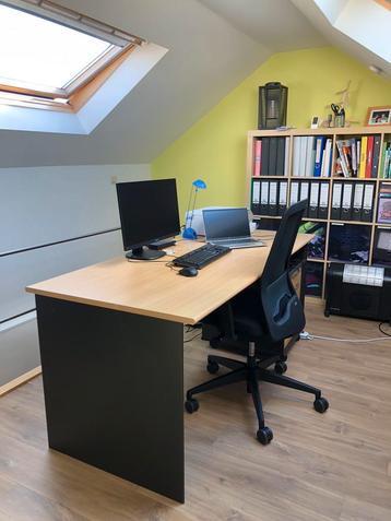 Bureau met ladenkast  beschikbaar voor biedingen