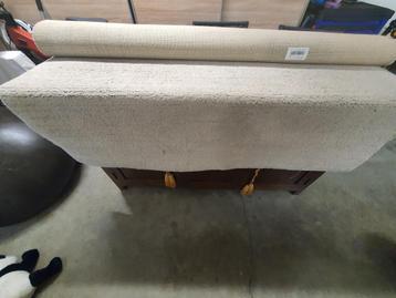 beige vloertapijt beschikbaar voor biedingen