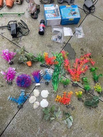 Aquarium toebehoren+decoratie  beschikbaar voor biedingen