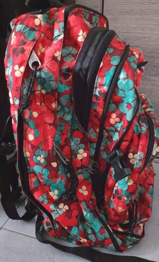 Sac à dos EASTPAK coloré, Bijoux, Sacs & Beauté, Sacs | Cartables, Comme neuf, Enlèvement