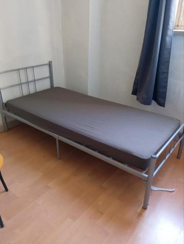 2  bedden met bijhorende matras beschikbaar voor biedingen