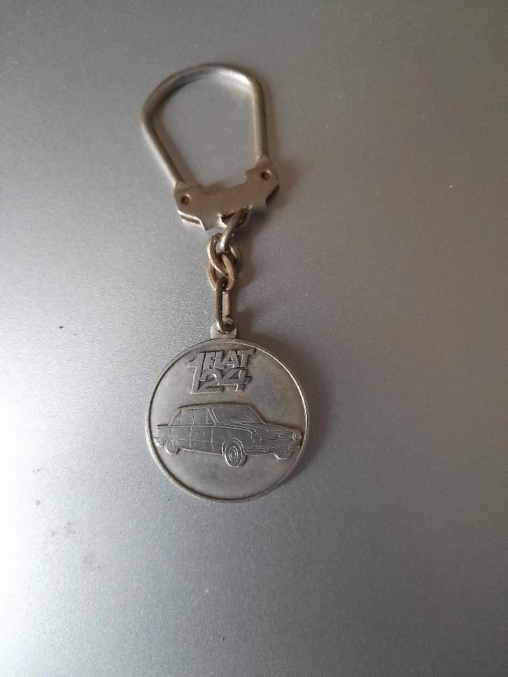 ancien porte clé fiat 124, Collections, Porte-clés, Utilisé, Autres types, Enlèvement ou Envoi