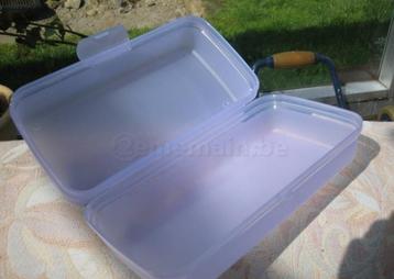 Tupperware: rechthoekige lila doos beschikbaar voor biedingen