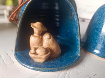 Keramisch kerststalletje in klokvorm en een klok  beschikbaar voor biedingen