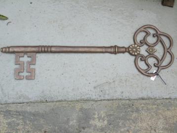 standbeeld van een grote bronzen sleutel... wandfronton beschikbaar voor biedingen