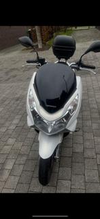 Honda pcx 125 cc met 2 helmen en topkoffer te koop, Ophalen, Zo goed als nieuw