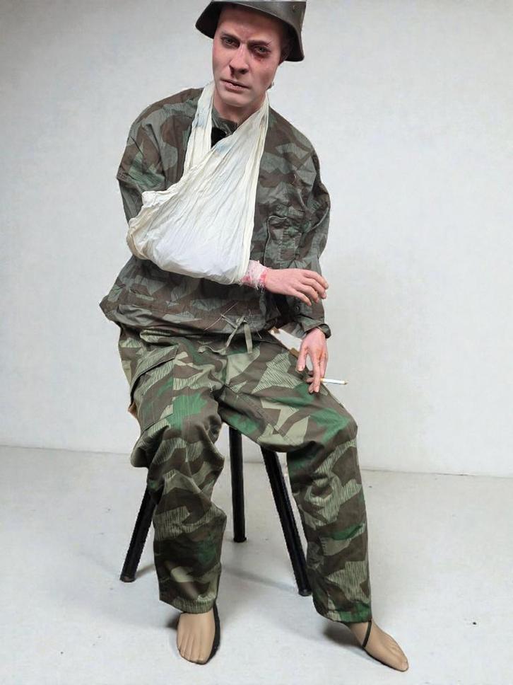 Handgeschilderde zittende mannequin met beweegbare armen, Verzamelen, Militaria | Algemeen, Ophalen of Verzenden