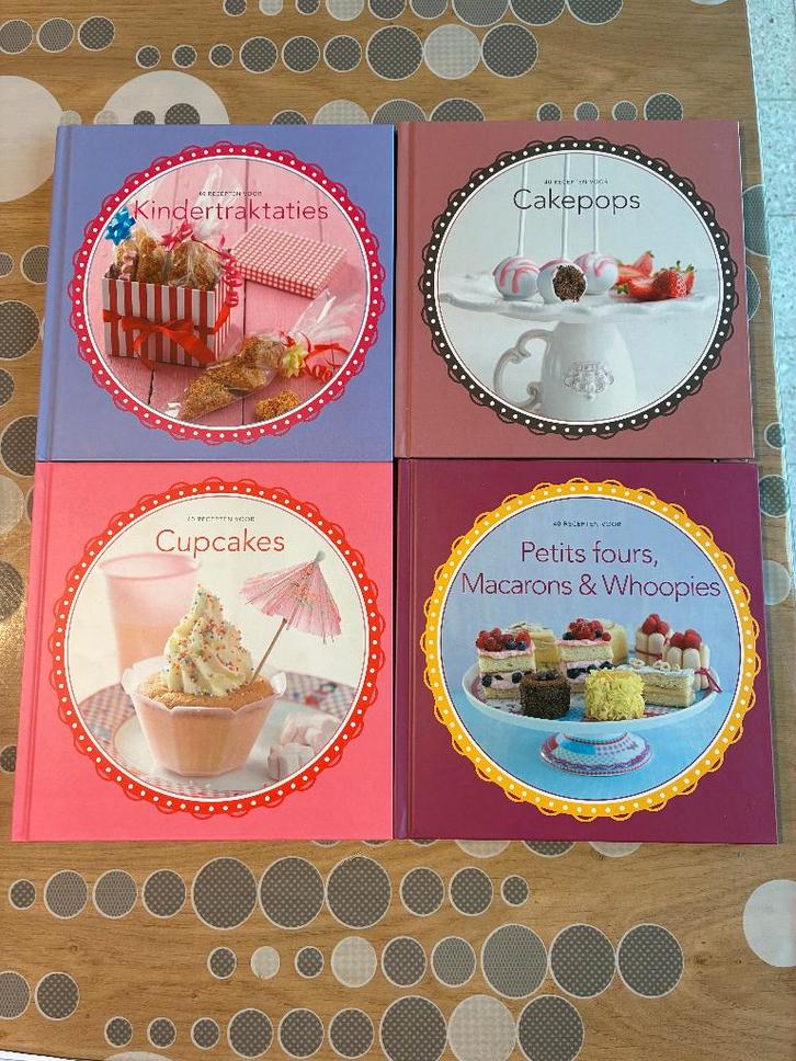 40 recepten voor dessertjes (4 boekjes), Hobby en Vrije tijd, Taarten en Cupcakes maken, Zo goed als nieuw, Cupcakes, Ophalen of Verzenden