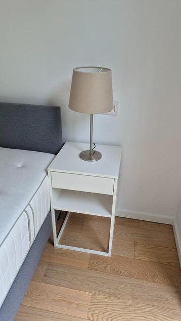 2 Tables de chevet - blanches - Vikhammer Ikea beschikbaar voor biedingen