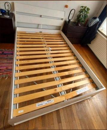 Schitterend wit houten bed 140cmx200cm met nieuwe boxsprings beschikbaar voor biedingen