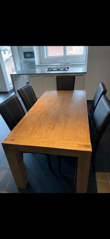Tafel en 5 stoelen + kast/dressoir beschikbaar voor biedingen
