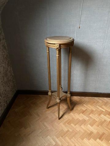 Oude goudkleurige staander beschikbaar voor biedingen