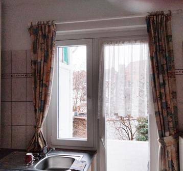 1 paar gordijnen (1 groot) en (1 middelgroot) beschikbaar voor biedingen