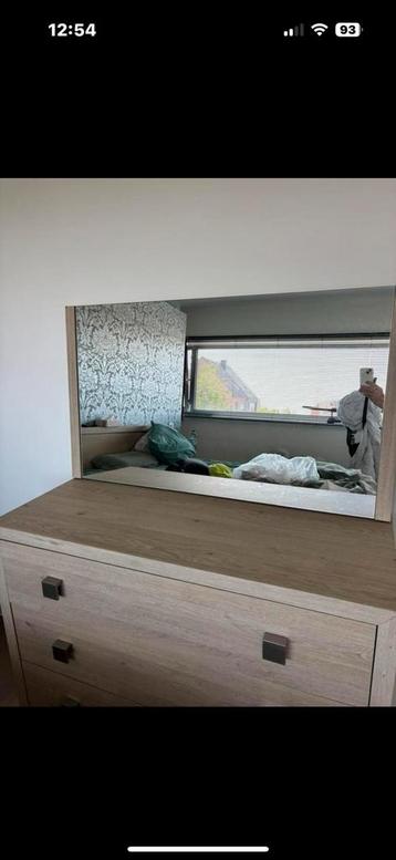 Commode kast met 3 lades beschikbaar voor biedingen