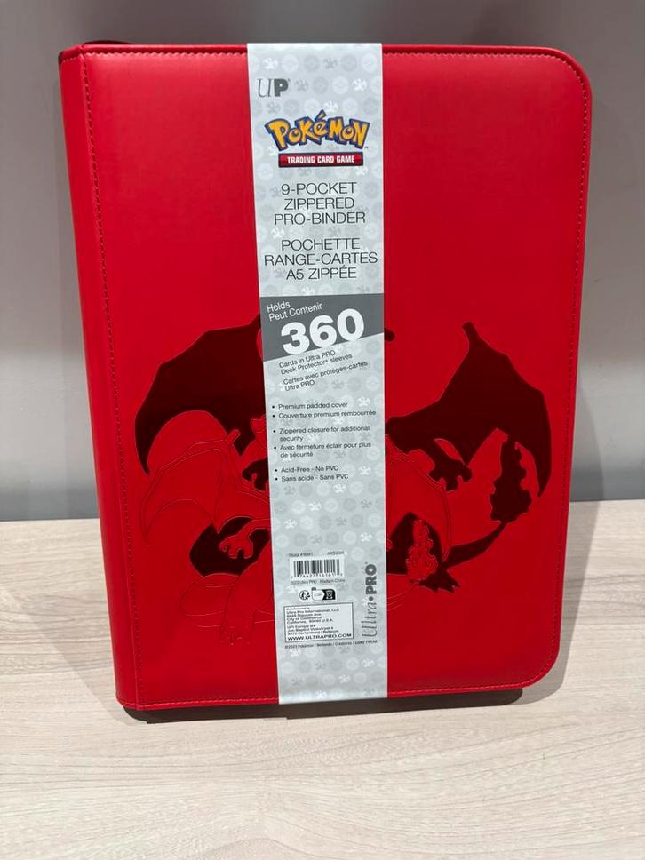 Ultra Pro Elite Series Charizard 9 Pocket Zippered Binder, Hobby en Vrije tijd, Verzamelkaartspellen | Pokémon, Ophalen of Verzenden