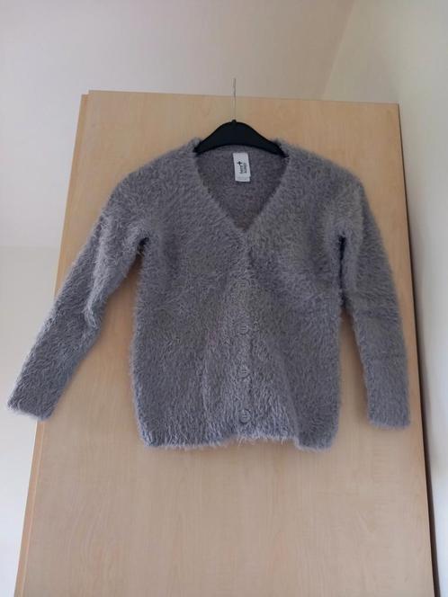 Grijze pluizige vest met knopen maat 122/128, als nieuw, Enfants & Bébés, Vêtements enfant | Taille 122, Comme neuf, Fille, Pull ou Veste