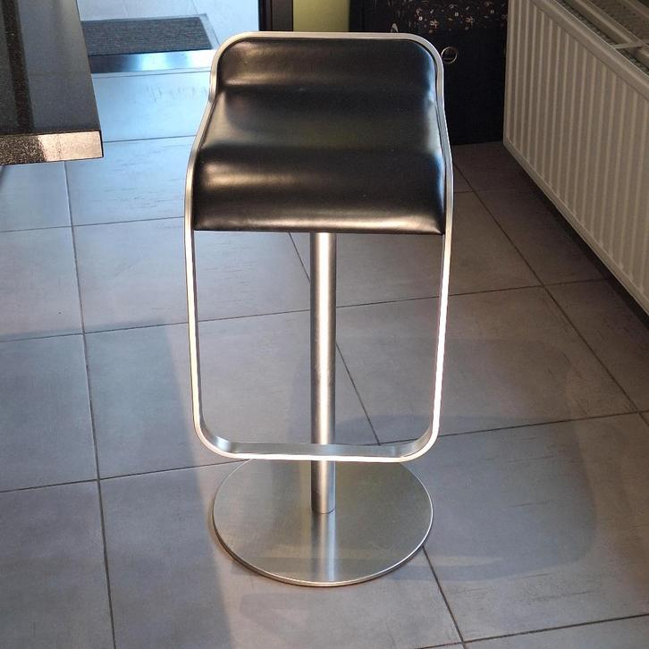 barkrukken/ keukenkrukken van italiaans designer, Huis en Inrichting, Barkrukken, Zo goed als nieuw, 60 tot 90 cm, Leer, Metaal