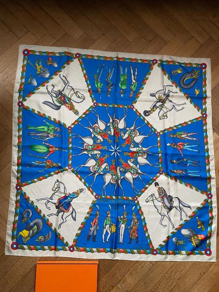 HERMÈS CARRÉ 90 - L'ARMÉE IMPÉRIALE RUSSE, Kleding | Dames, Mutsen, Sjaals en Handschoenen, Gedragen, Sjaal, Verzenden