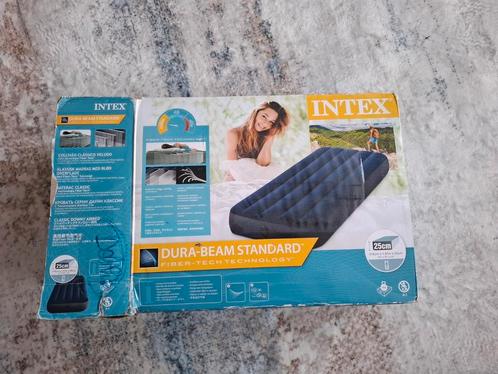 Complete kampeerset – Intex luchtmatras + GIGA Pump 2.0 elek, Caravans en Kamperen, Luchtbedden, Zo goed als nieuw, 1-persoons