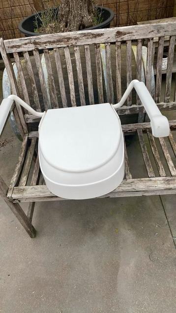 Toiletverhoger met armleuningen  beschikbaar voor biedingen