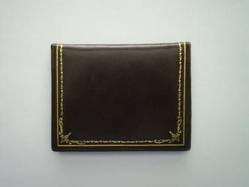 Joli porte-cartes en cuir brun. disponible aux enchères