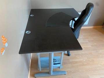 Bureau (Ikea Galant) en bureaustoel beschikbaar voor biedingen
