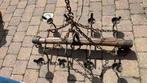 Antiek luchter met smeedijzeren ornamenten, Ophalen