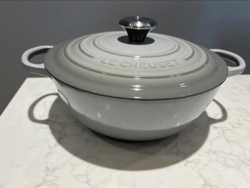 NIEUWE Le Creuset Marmite 26 cm French Grey, Huis en Inrichting, Keuken | Potten en Pannen, Nieuw, Koekenpan of Braadpan, Gietijzer