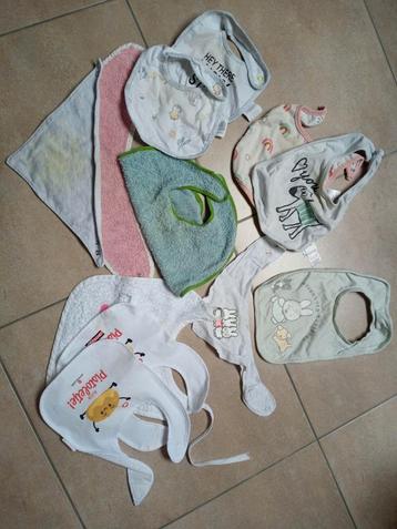 Set van 12 slabbetjes, bavetten voor 1€ beschikbaar voor biedingen