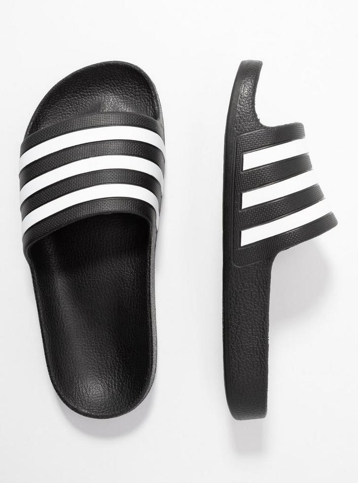 Une paire de claquettes Adidas avec étiquette T43, Sport en Fitness, Voetbal, Zo goed als nieuw, Ophalen