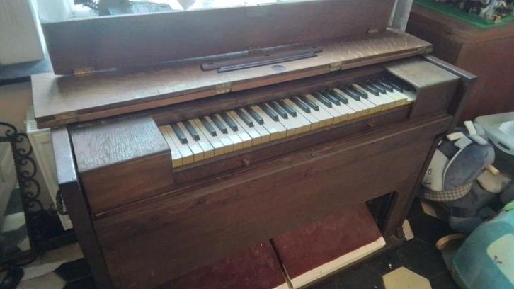 Harmonium wordt gerestaureerd, Muziek en Instrumenten, Overige Muziek en Instrumenten, Gebruikt, Ophalen