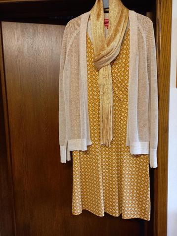 feestelijk okergeel kleedje, vestje en sjaaltje beschikbaar voor biedingen