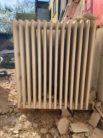 Vintage gietijzeren radiator beschikbaar voor biedingen