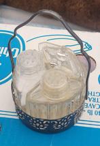 Ensemble poivre et moutarde des années 50, Enlèvement