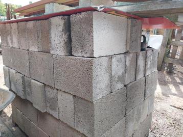 Holen beton blokken beschikbaar voor biedingen