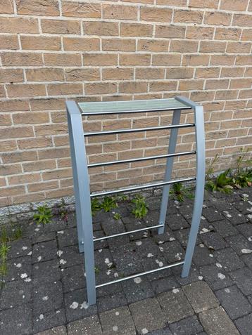 Handdoeken rekje beschikbaar voor biedingen