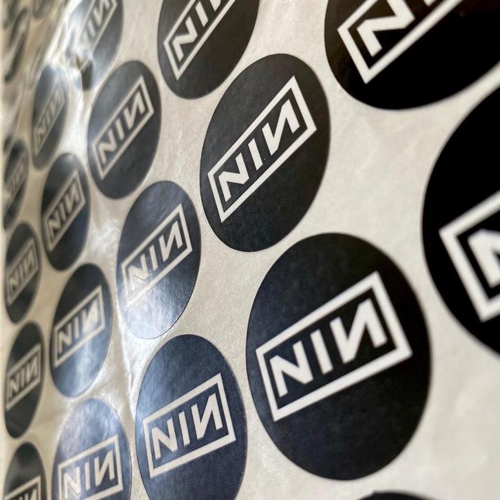Nine Inch Nails stickers - 10 stuks, Verzamelen, Muziek, Artiesten en Beroemdheden, Nieuw, Overige typen, Ophalen of Verzenden