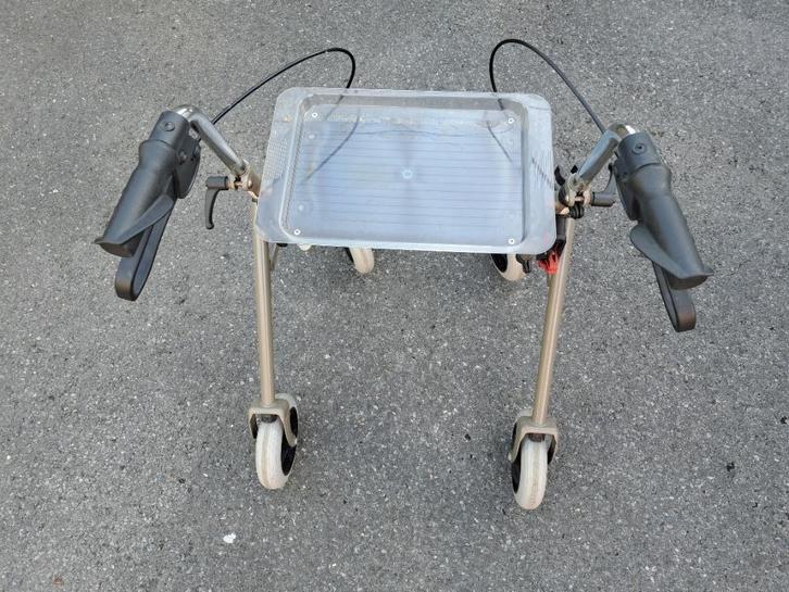 Rollator met dienblad en mand in zeer goede staat, Diversen, Rollators, Zo goed als nieuw, Ophalen