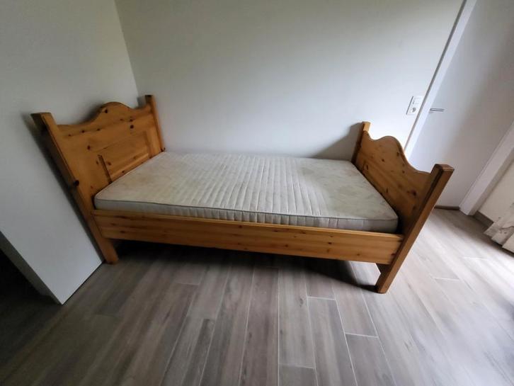 Massief grenen bed, Huis en Inrichting, Slaapkamer | Bedden, Zo goed als nieuw, 200 cm, Ophalen
