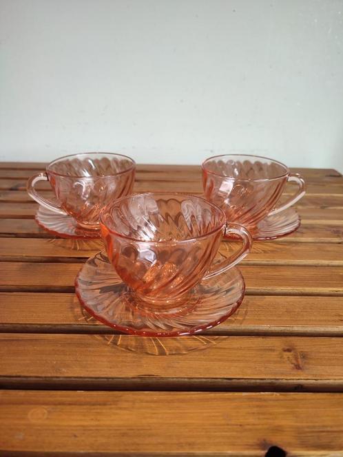 Vintage rosaline roze glazen kopjes met schoteltjes, Maison & Meubles, Cuisine | Vaisselle, Comme neuf, Tasse(s) et/ou soucoupe(s)