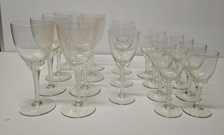 Luxe Kristallen Glasservies–Getordeerde stam met Bloemrozet, Antiek en Kunst, Antiek | Glaswerk en Kristal, Ophalen